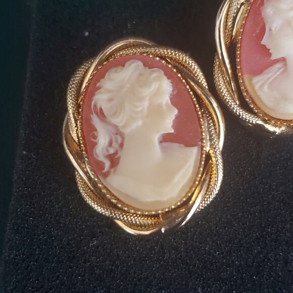 Vintage Cameo Earrings Gold‎ Tone Rope Design Setting with Clip-On Closure - Picture 2 of 8